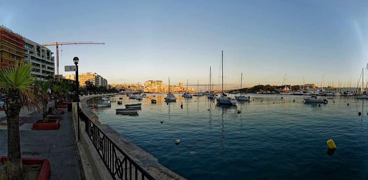 Gżira — waterfront town in Malta with Turkish, Pakistani and Indian halal food